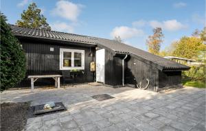 Casa en blanco y negro con patio en Stunning Home In Mern With Kitchen, en Mern