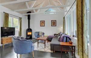 sala de estar con sofá y TV en Stunning Home In Mern With Kitchen, en Mern
