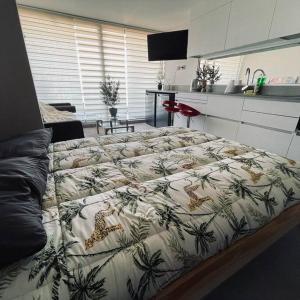 a bed in a living room with at Apartamento Reñaca Live in Viña del Mar