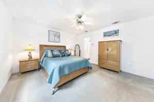 1 dormitorio con 1 cama, vestidor y ventilador de techo en Charming Pensacola House with All Needed Essentials, en Perdido Beach