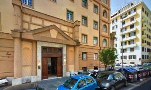 a blue car parked in front of a building at Arches B&B in Rome