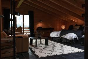 Postel nebo postele na pokoji v ubytování VILLA HUNDERT Boutique Mountainscape