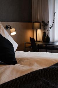 Postel nebo postele na pokoji v ubytování VILLA HUNDERT Boutique Mountainscape