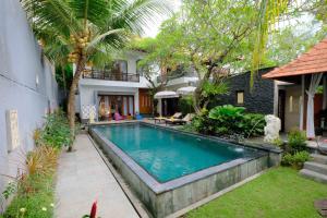 una piscina en el patio trasero de una casa en Kayangan Saba Villa, en Keramas