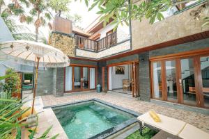 una piscina cubierta en el patio trasero de una casa en Kayangan Saba Villa, en Keramas