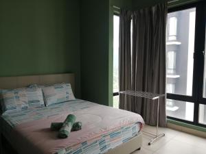 un letto con due orsacchiotti sopra in una camera da letto di 3 bedroom 12pax Midhills pool view free WIFI a Resorts World Genting Altre 11 foto