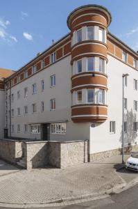 un edificio con una torre rotonda sul lato di 4-Room Luxury Apartment - close to Central Station, free parking, kitchen a Lipsia