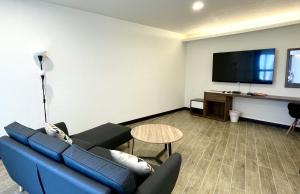 TV a/nebo společenská místnost v ubytování Long Fu Hotel