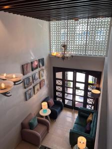 - un salon avec deux canapés et une table dans l'établissement Hotel Arribo, à Lagos de Moreno