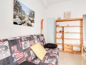 Appartement Cauterets, 2 pièces, 4 personnes - FR-1-401-90にあるシーティングエリア