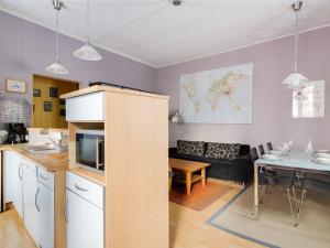 een keuken en een woonkamer met een bank en een tafel bij Appartement Cauterets, 3 pièces, 6 personnes - FR-1-401-112 in Cauterets