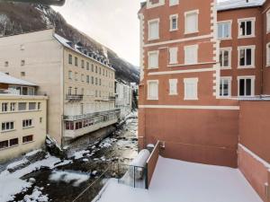 una calle de la ciudad cubierta de nieve con edificios en Appartement Cauterets, 3 pièces, 6 personnes - FR-1-401-112, en Cauterets