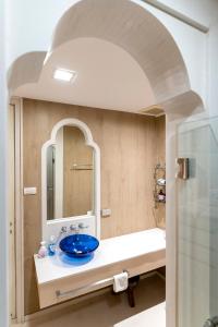 een badkamer met een blauwe wastafel en een spiegel bij MoroccanStyle 4guest Beachfront by น้องมังคุด in Hua Hin