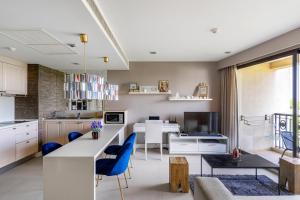 ホアヒンにあるMoroccanStyle 4guest Beachfront by น้องมังคุดのキッチン(テーブル、青い椅子付)