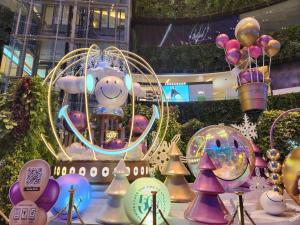 una pantalla de relojes de burbujas y globos sobre una mesa en Interchange Tower Serviced Apartment - SHA Extra Plus, en Bangkok