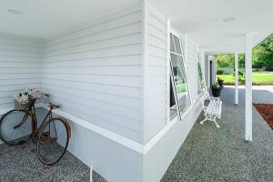 ein Fahrrad an der Wand eines Hauses geparkt in der Unterkunft New Home~close to Airport & Swan Valley inc B/fast 1st Morning~ in Perth