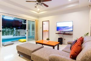 TV a/nebo společenská místnost v ubytování KiengTalay Pool Villa Huahin