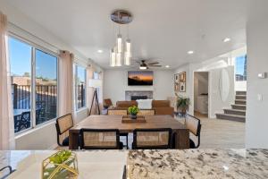 una sala da pranzo e un soggiorno con tavolo e sedie. di @ Marbella Lane - Elegant & Artistic Home w/ Pool a Tucson