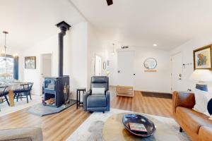 sala de estar con sofá y chimenea en Skagit Bay Hideaway, en La Conner