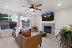 salon z kanapą i kominkiem w obiekcie @ Marbella Lane - Elegant & Artistic Home w/ Pool w mieście Tucson