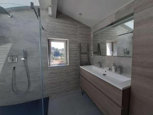 La salle de bains est pourvue d'un lavabo et d'une douche. dans l'établissement Maison Rayol-Canadel-sur-Mer, 5 pièces, 9 personnes - FR-1-308-142, à Rayol-Canadel-sur-Mer