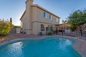 une maison avec une piscine en face d'une maison dans l'établissement @ Marbella Lane - Elegant & Artistic Home w/ Pool, à Tucson