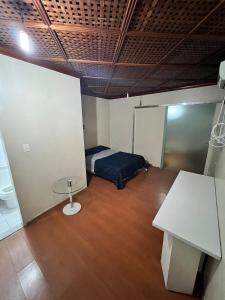 Habitación con cama y mesa. en Hotel Casa do Visconde, en Manaus