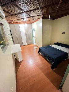1 dormitorio con 1 cama y suelo de madera en Hotel Casa do Visconde, en Manaus