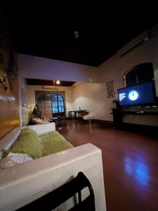 sala de estar con sofá y TV de pantalla plana en Hotel Casa do Visconde, en Manaus