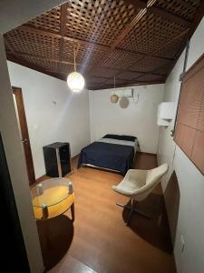 1 dormitorio con 1 cama, mesa y sillas en Hotel Casa do Visconde, en Manaus