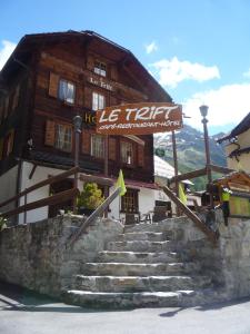 ein Gebäude mit einer Treppe vor einem Gebäude in der Unterkunft Hôtel - Restaurant Le Trift in Zinal