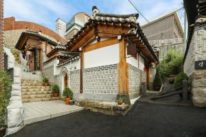 uma casa com um portão e um telhado em Luxury hanok with private foot bathtub - SN10 em Seul