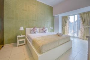 Postel nebo postele na pokoji v ubytování Cayan Tower Dubai