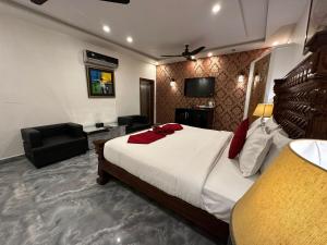 Postel nebo postele na pokoji v ubytování Lawrence View Hotel, Lahore
