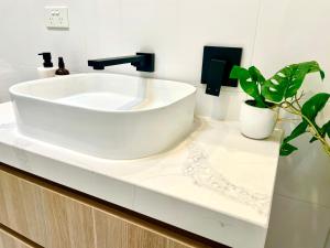 メルボルンにあるYour home on Glover St Sth Melbourne (With Parking)のバスルーム(カウンターに白い洗面台付) +16枚の写真