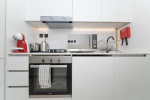 Kuchyň nebo kuchyňský kout v ubytování ALH Vacay - Fully Furnished Studio in Beverly Residence
