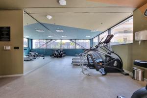 Fitness centrum a/nebo fitness zařízení v ubytování ALH Vacay - Fully Furnished Studio in Beverly Residence