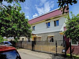 un edificio con una valla delante en OYO Life 91989 K24 Residence Syariah, en Palembang