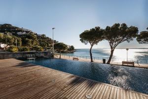 uma piscina com vista para o oceano em Vista Roses Mar - Canyelles Petites Platja em Roses