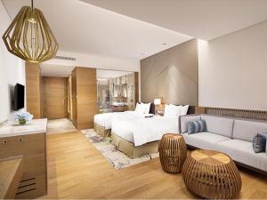 una camera d'albergo con letto e divano di Holiday Inn Resort Zhangjiakou Chongli, an IHG Hotel a Chongli