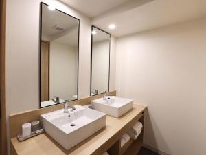 A bathroom at Henn na Hotel Premier Nagoya Fushimiekimae