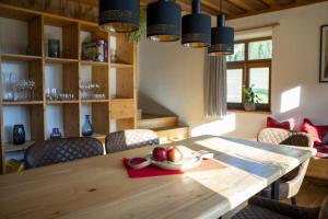 una sala da pranzo con tavolo in legno e mele di Ruhe-haus a Grafenau