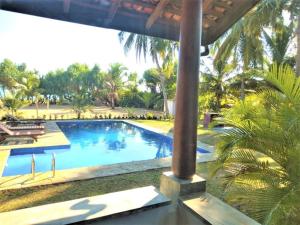 Bazén v ubytování Ardeen Villa - superb 3 bedroom beachfront for 6, BB, free pick up for 7 night stays arriving together, fully serviced, taxes included nebo v jeho okolí