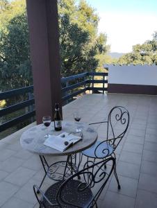 een tafel met twee glazen wijn op een patio bij Casa de camp prop de la Costa Brava in Romanyá de la Selva