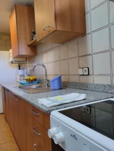 A kitchen or kitchenette at Casa adossada de camp prop de la Costa Brava