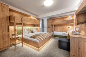ein Schlafzimmer mit einem Etagenbett und einer Badewanne in der Unterkunft Jugendgästehaus Gruber in Großarl