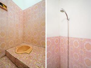 2 zdjęcia łazienki z prysznicem i toaletą w obiekcie SPOT ON 91993 Pondok Hs Padalarang Syariah w mieście Padalarang