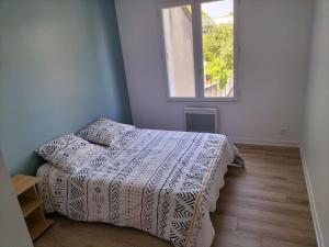 1 dormitorio con cama y ventana. en Très bel appartement proche parc des expositions et aéroport Roissy CDG, en Villepinte