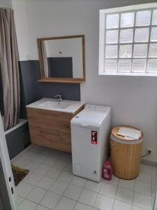 a small bathroom with a sink and a mirror at Très bel appartement proche parc des expositions et aéroport Roissy CDG in Villepinte