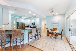 eine Küche und ein Esszimmer mit Tisch und Stühlen in der Unterkunft Turtle Shores in Ocean Pines